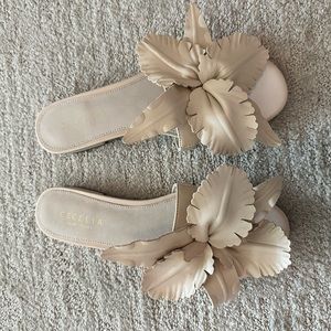 Gorgeous Cecilia New York Cream Flat Sandal 6